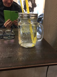 Wenn man ein sehr kleines Baby dabei hat und um ein glas Wasser bittet, kriegt man einen Riesenhumpen.