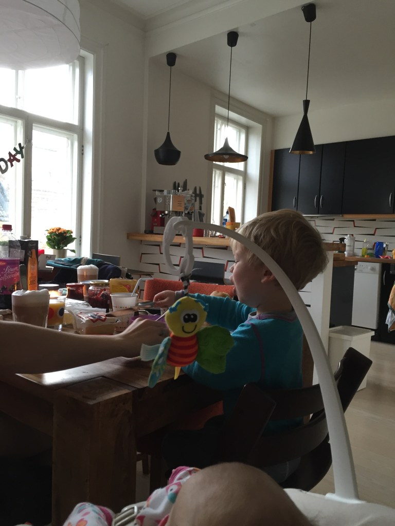 Frühstück. Ahhhh, mein Brötchen ist heiß! (Ach. wer hätte das gedacht, so frisch aus dem Ofen.)