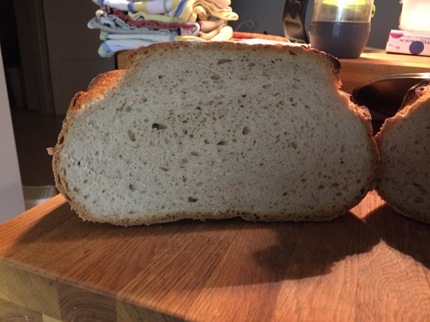 Abends angeschnitten: Sieht super aus. Riecht super. Schmeckt super. Leider ist der Teig eine Pest. Wers trotzdem mal probieren will: .