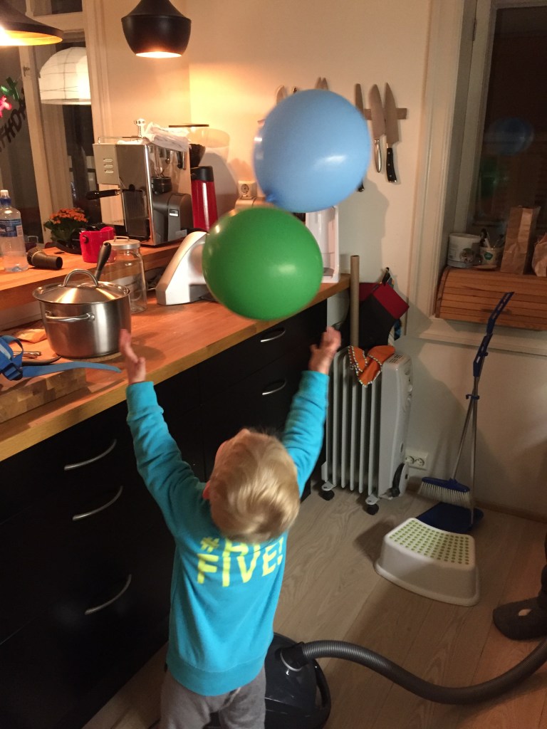 Aufräumen und Putzen. Ich sinniere darüber, ob die Welt wohl ein besserer Ort wäre, wenn alle nur noch mit Luftballons, die überm Staubsauger schweben, saugen würden. Also alle, auch kinderlose Singles. Vor allem die, eigentlich.