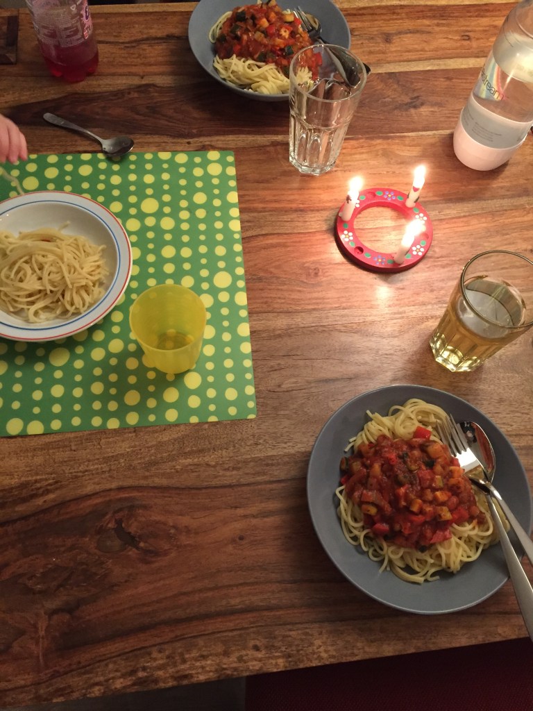 Serviervorschlag Mutter und Serviervorschlag Kind. Wir feiern nochmal Geburtstag, hat das Kind beim Aufräumen beschlossen.