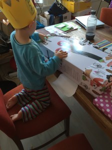 Auspackääään! Sparkesykkel auspackääään! (Heiß ersehnt seit drei Tagen.)