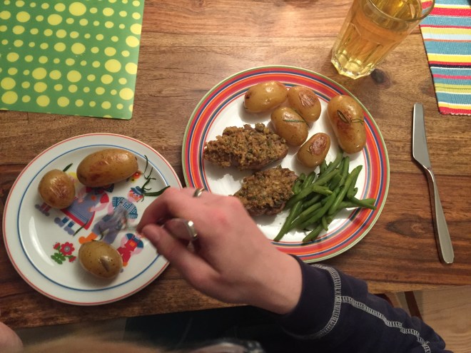Super leckeres Lammkotelett mit Parmesan-Rosmarin-Kruste, Bohnen und Kartoffeln. Das Kind hat ca. 2 Tonnen Kartoffeln gegessen, aber ohne "das da" (Rosmarin). Fleisch? Bäh. Bohnen? Mal probieren... Bäh. (Ich: Seufz.)