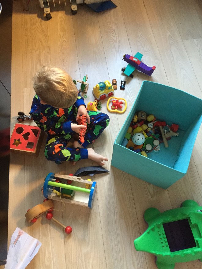 Sonntag morgen. Ich so: Ey Kind, nicht in der Küche spielen bitte, hier ist es so eng, wenn du hier alles verteilst falle ich da noch drüber und *blablablablablablablabla*. Aber schicker Schlafi. #Dinovember und so!