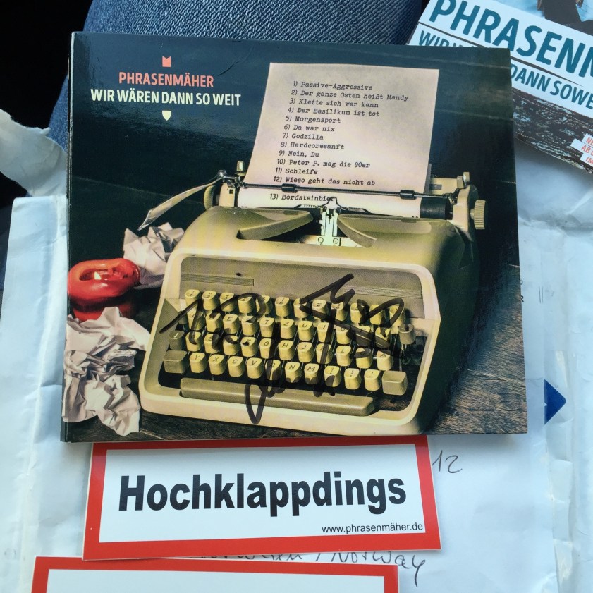 Da ist sie endlich. Neue Musik von einer großartigen Band. Mit signiert und so. Und ja, sie ist gut. Sehr gut. Kaufen Sie diese CD. Wirklich. 