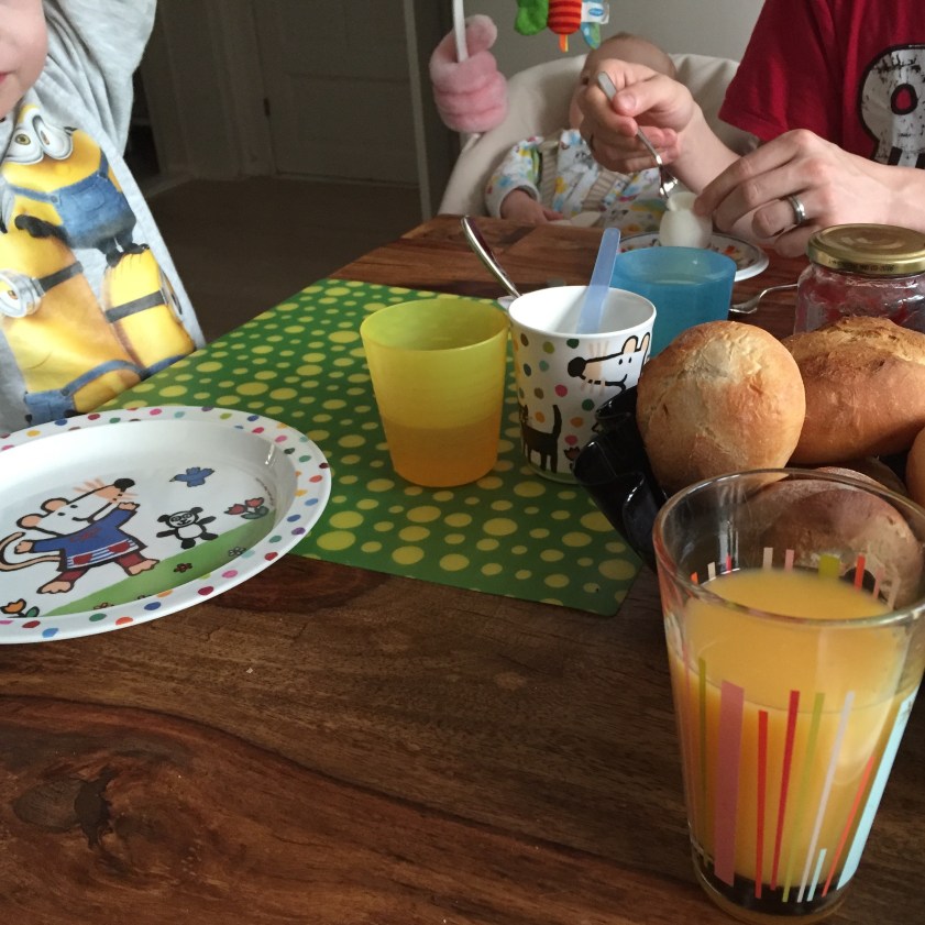 Frühstück im Mimjims-Pulli. Der Babystuhl ist von Syphilis befallen.