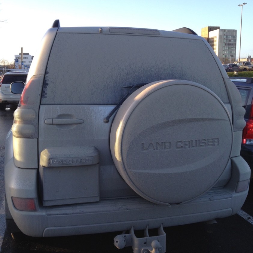 Wer findet das Nummernschild? Gesehen auf einem Norwegischen Parkplatz.