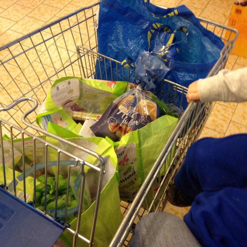 Der Einkauf ist eingetütet und wir warten auf Frau Rabe, die uns mit dem Auto abholt.