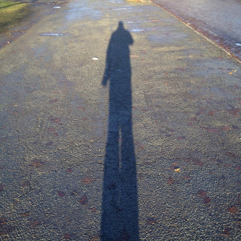 Mittagszeit. Die Sonne steht --hoch-- am Himmel.