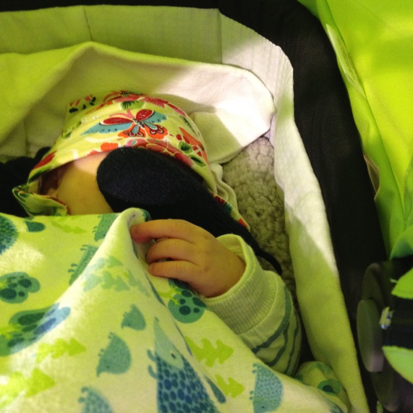 Das Baby hat sich zum schlafen schon wieder das Licht ausgemacht. Diesmal mit dem Handschuh.