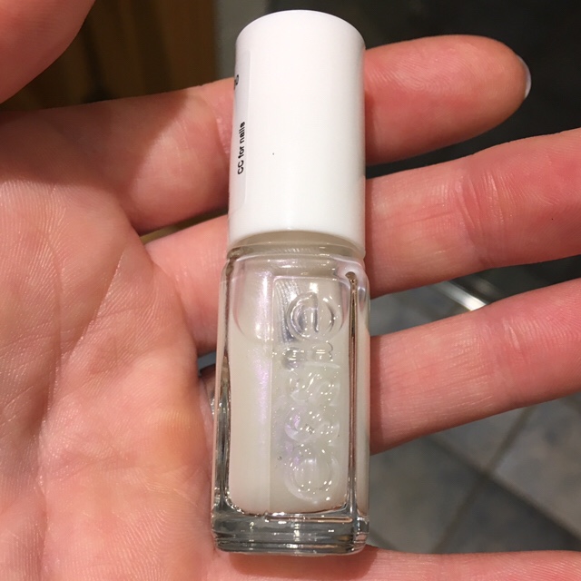 CC for nails sieht exakt so aus, wie mein Lieblingsnagellack von vor 20 Jahren. Weiß mit rosa Schimmer. #1von12 von #12von12 #essieadventskalender2017